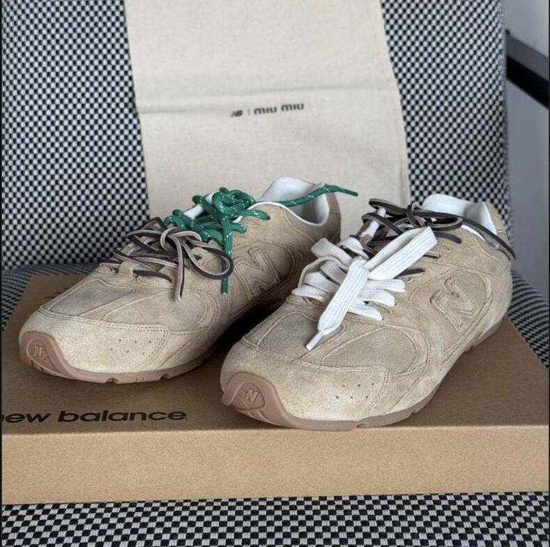 Miu Miu x New Balance 530 SL Suede Sneakers – Beige / Ecru