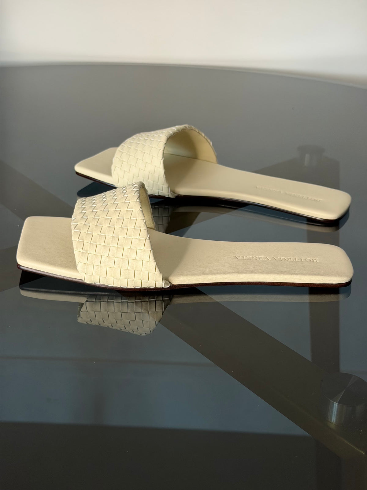 Bottega Veneta Intrecciato Leather Slide Sandals – Ivory